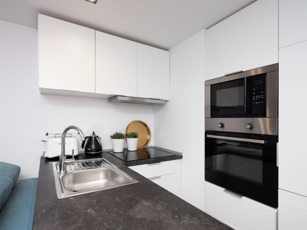 Lofts Cracow Apartments - City Center Cracovie Extérieur photo